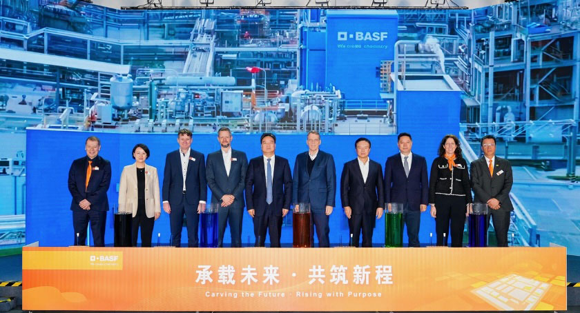 政府官員和巴斯夫高管出席投產儀式合照